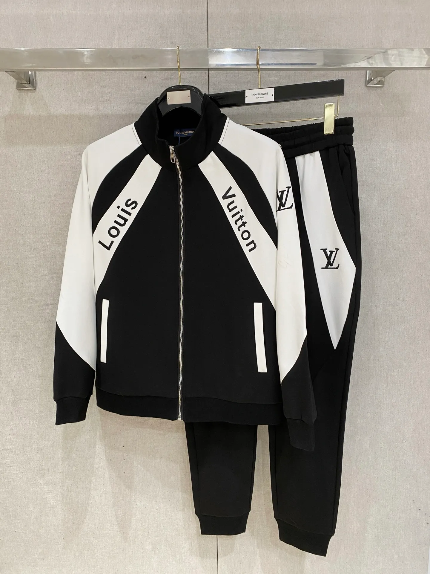 🅿️720 LV hot-selling suit is coming. Focus on the original version of the official website. 2025 new hot-selling cardigan suit. The original order is the best. 🇭🇰The meticulous work of top designers. It has a fitting and perfect upper body effect. All-natural high-quality Tencel Roman cotton 100%, close-fitting comfort, noble and elegant! Original hardware embodies elegance and nobility! Counter size: M-3XL (maximum wear up to 190 pounds)